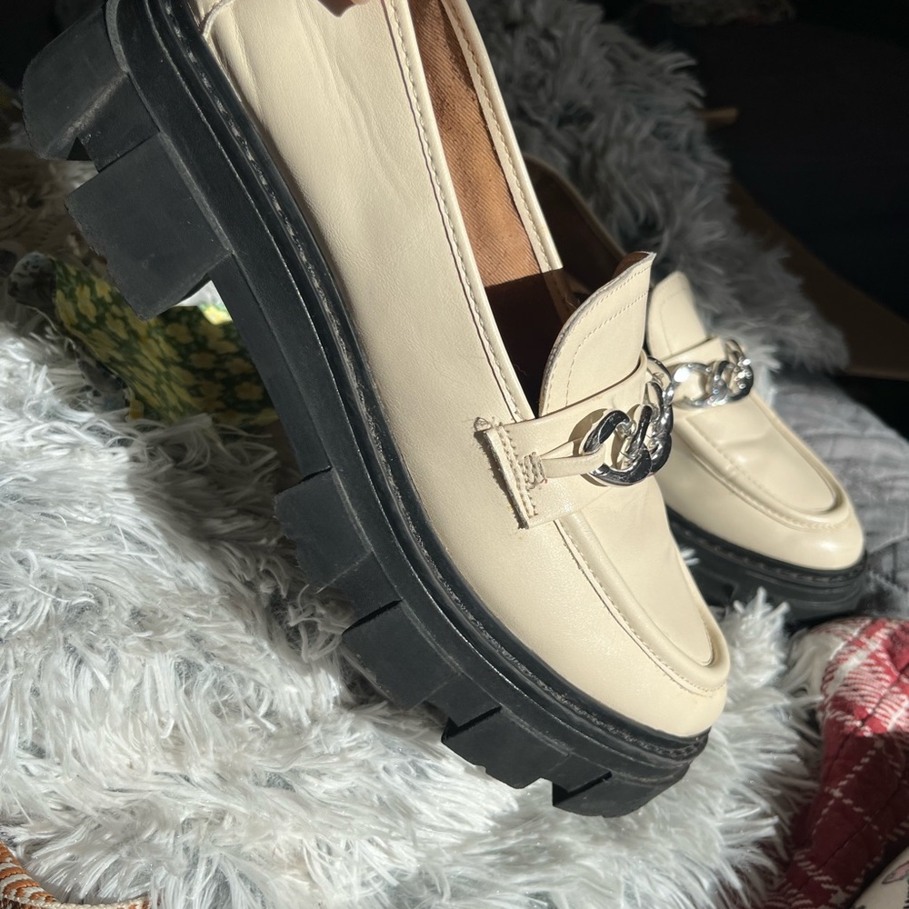No Boundaries Cream Loafers with Chain Accent - Picture 9 of 11